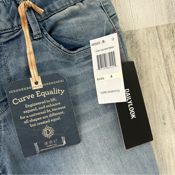 DEMOCRACY Light Wash Ab Solution Blue NEW Capri Jeans 4 - Picture 7 of 10